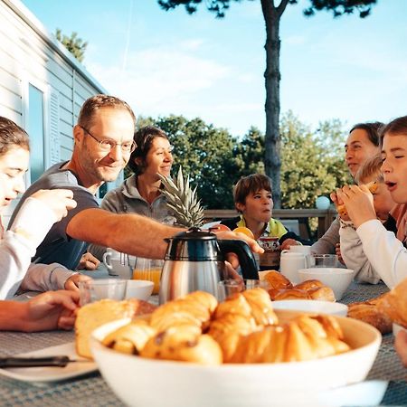 Mobil Homes Xxl2 4 Chambres - Camping Le Ranch Des Volcans Châtel-Guyon Exterior photo